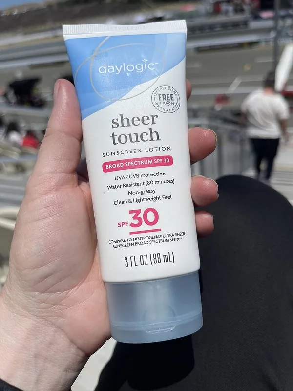 Ilustrasi generik tube sunscreen lotion SPF 30 — bukan foto produk Wardah, konfirmasi varian via WA