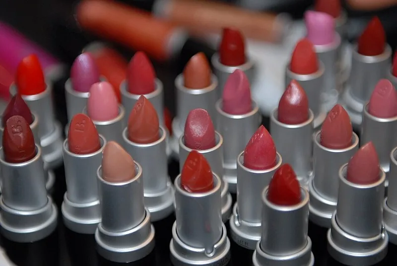 Ilustrasi generik deretan lipstik tester — bukan foto produk OMG, konfirmasi varian via WA